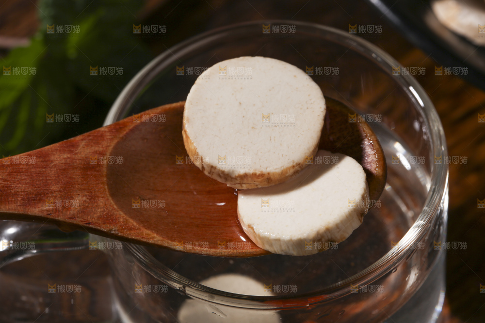 木底上的山药片
