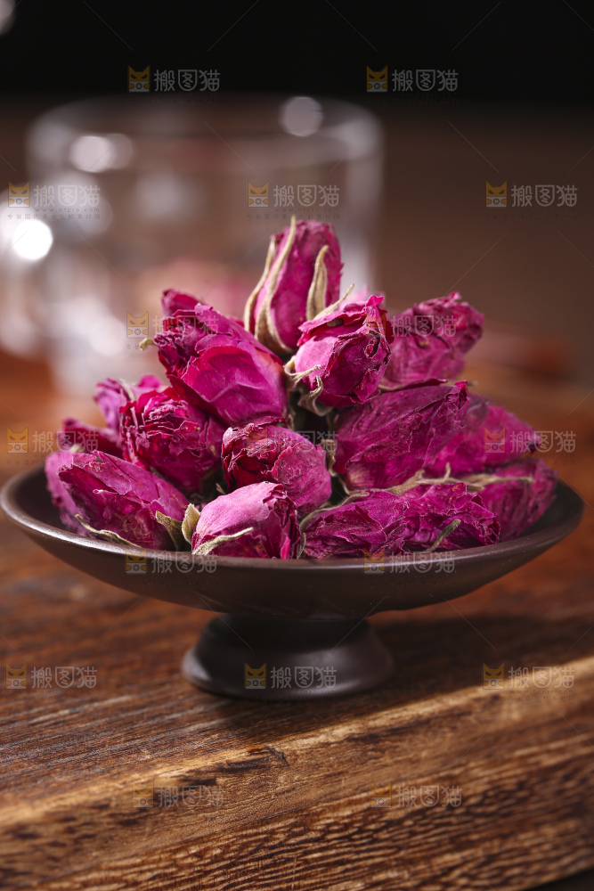 木底上的干玫瑰花