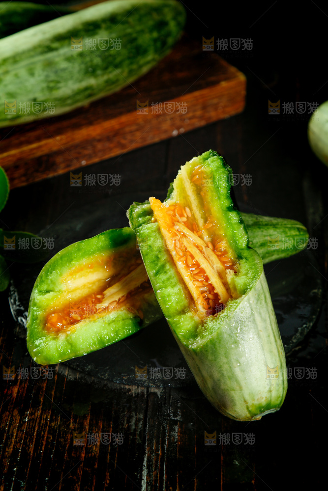 黑底上放着山东羊角蜜甜瓜