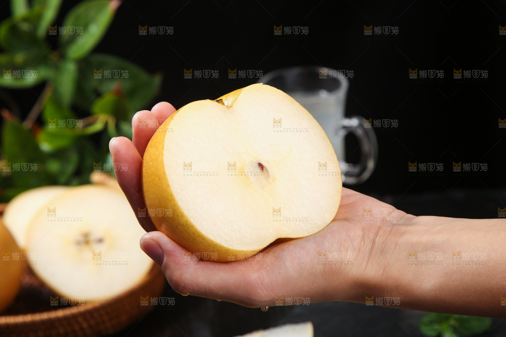 深底上放着的秋月梨