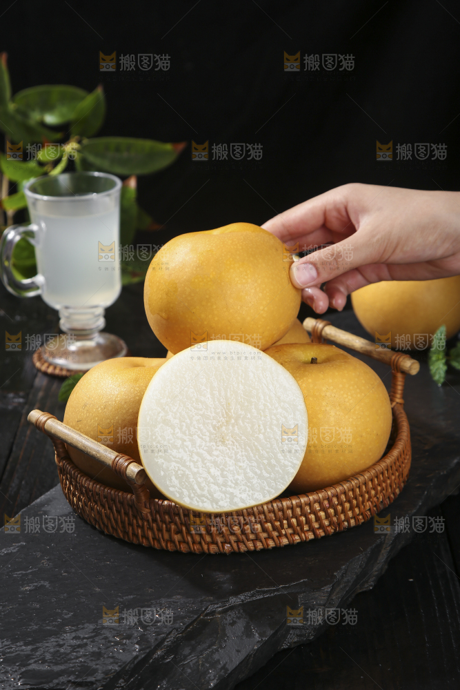 深底上放着的秋月梨