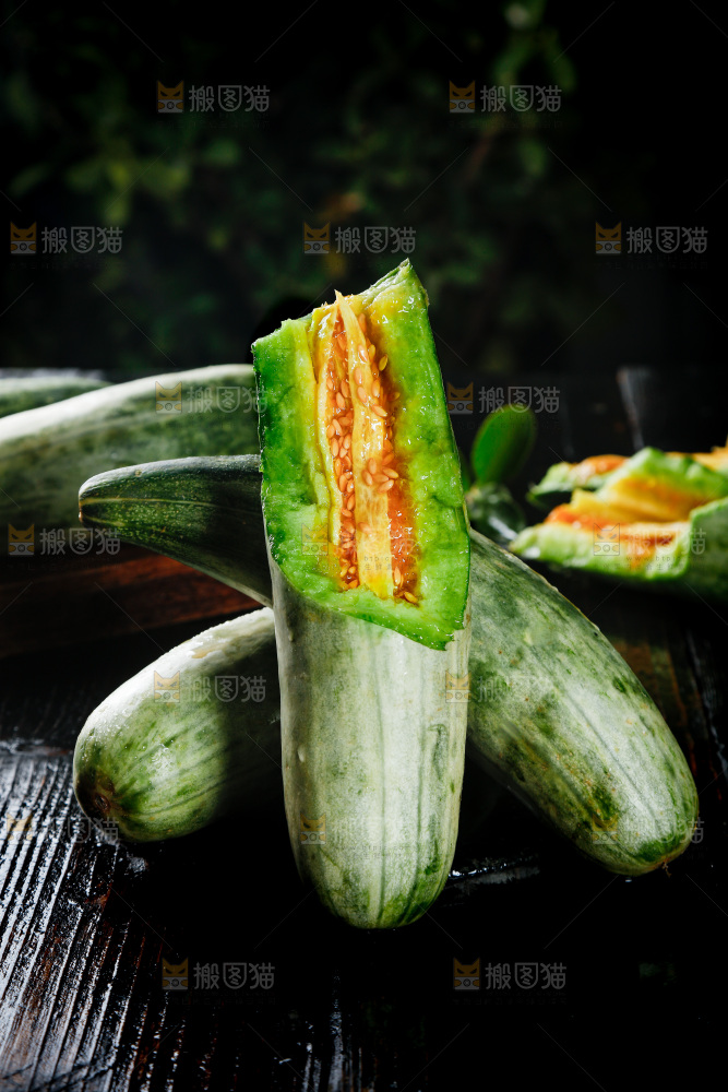 黑底上放着山东羊角蜜甜瓜