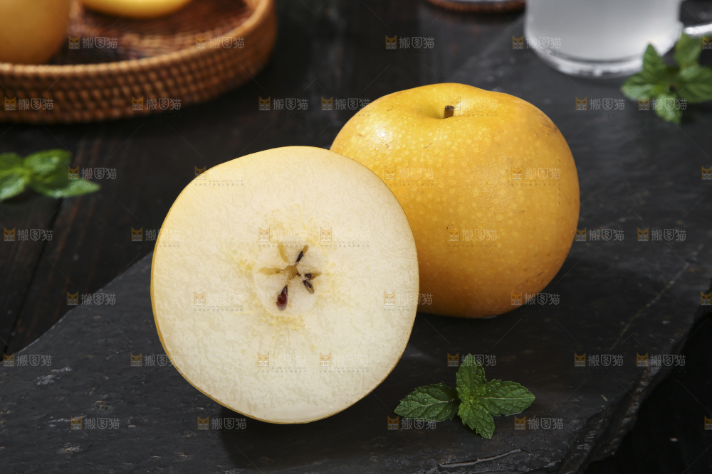 深底上放着的秋月梨