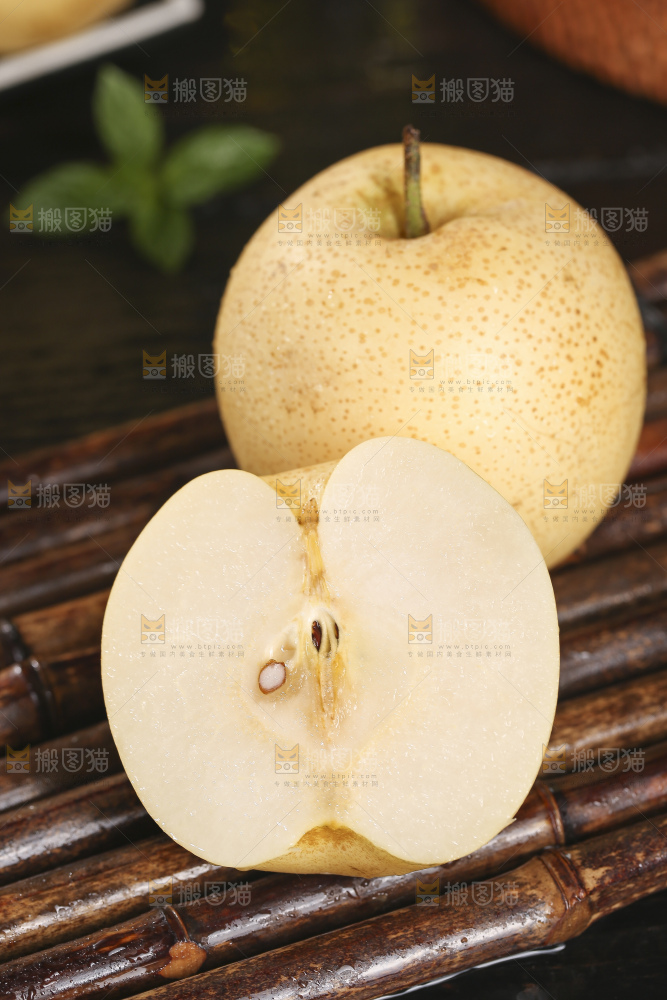 木底上的新鲜皇冠梨