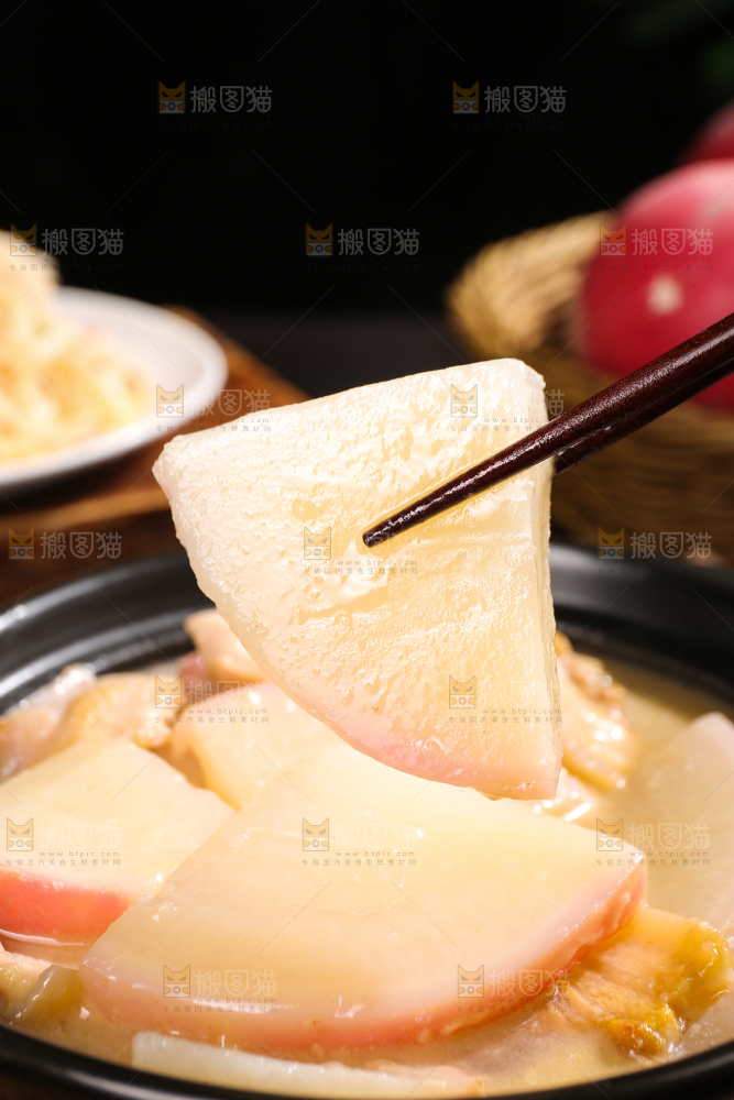深底上的红萝卜炖肉