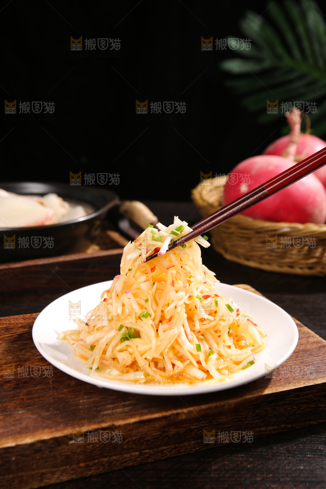 深底上的清炒萝卜丝