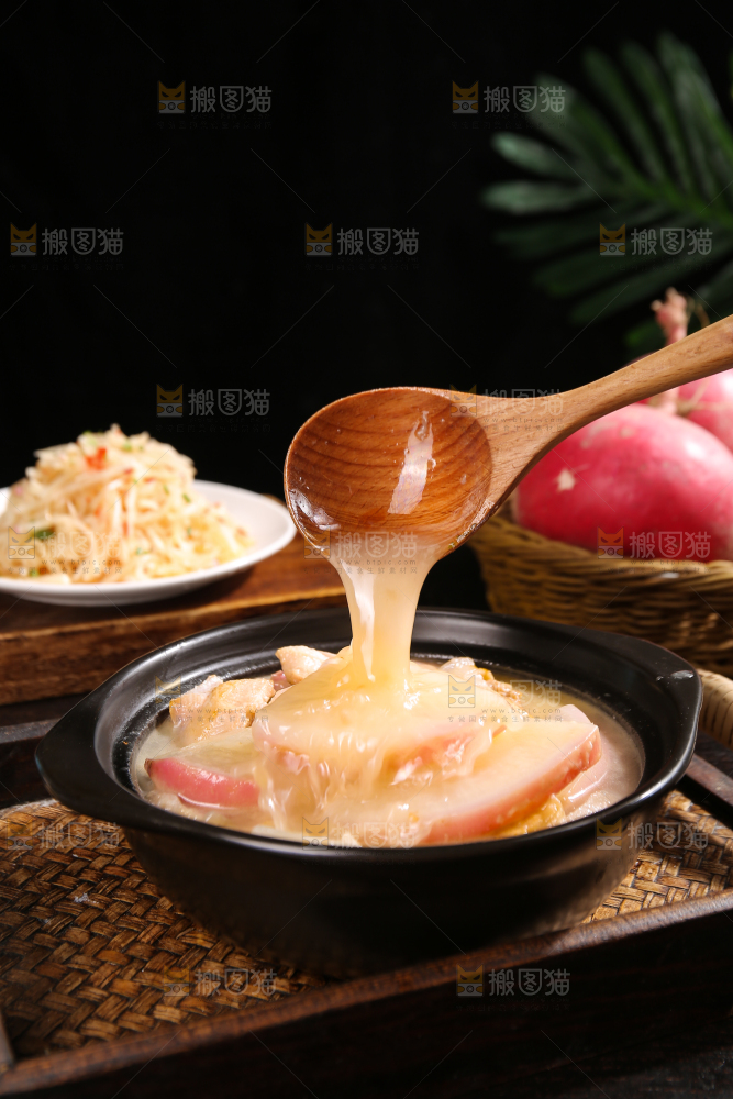 深底上的红萝卜炖肉