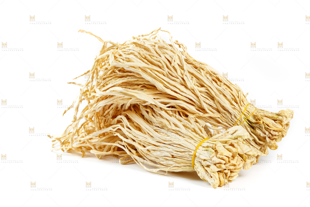 白底上的干萝卜条