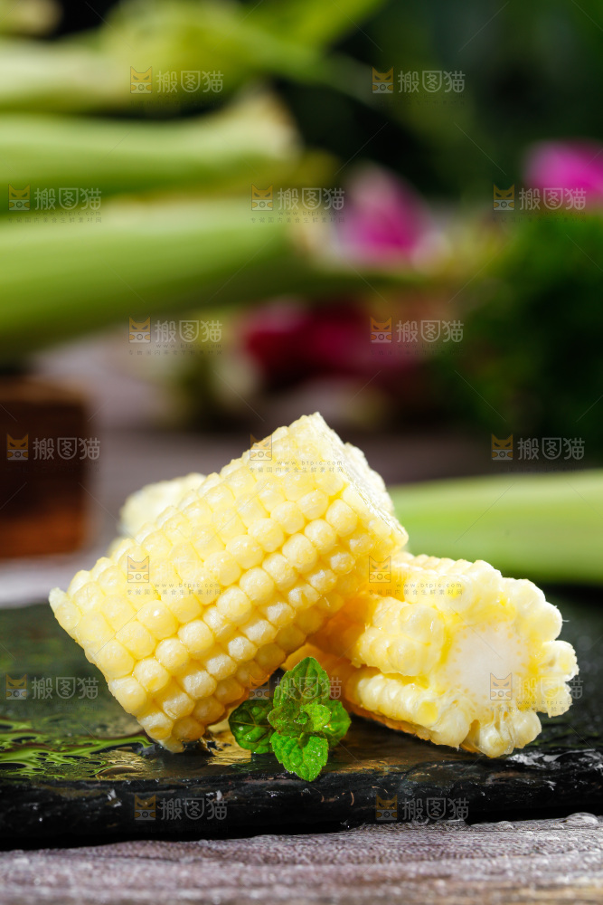 深底上的玉米笋