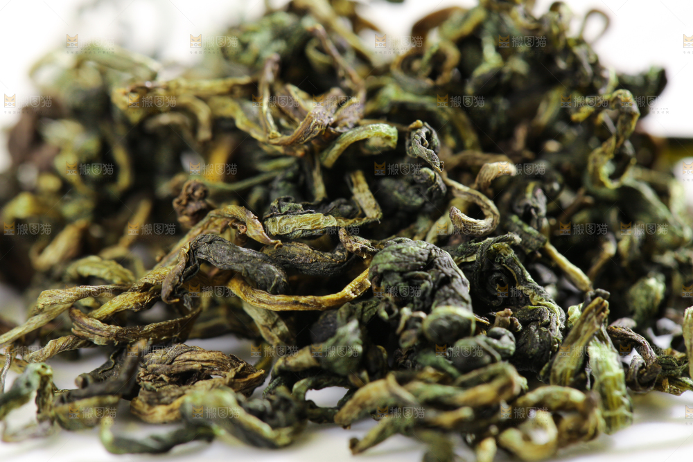 浅底上的蒲公英茶