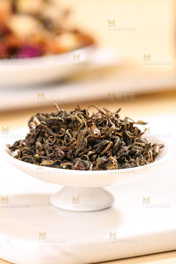 浅底上的蒲公英茶