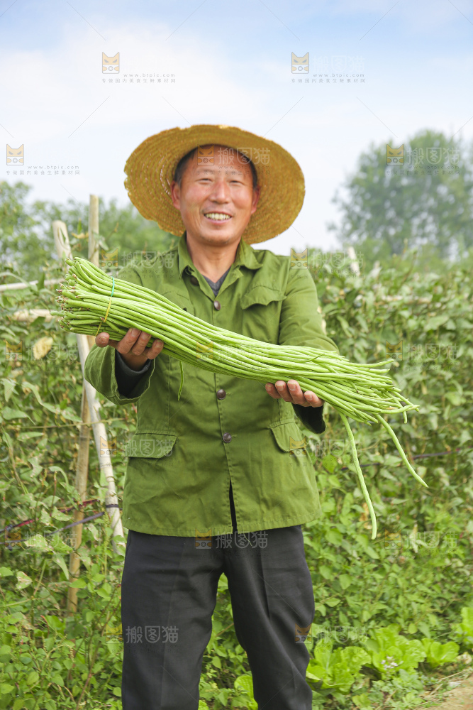 手里拿着长豇豆