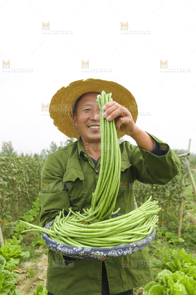 手里拿着长豇豆