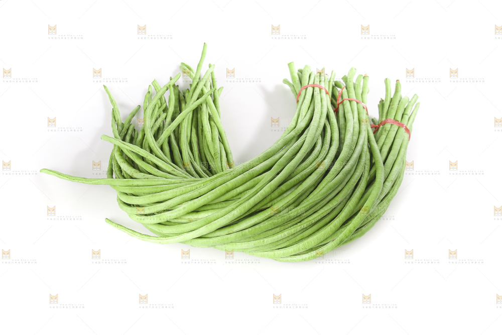 白底上的新鲜豇豆