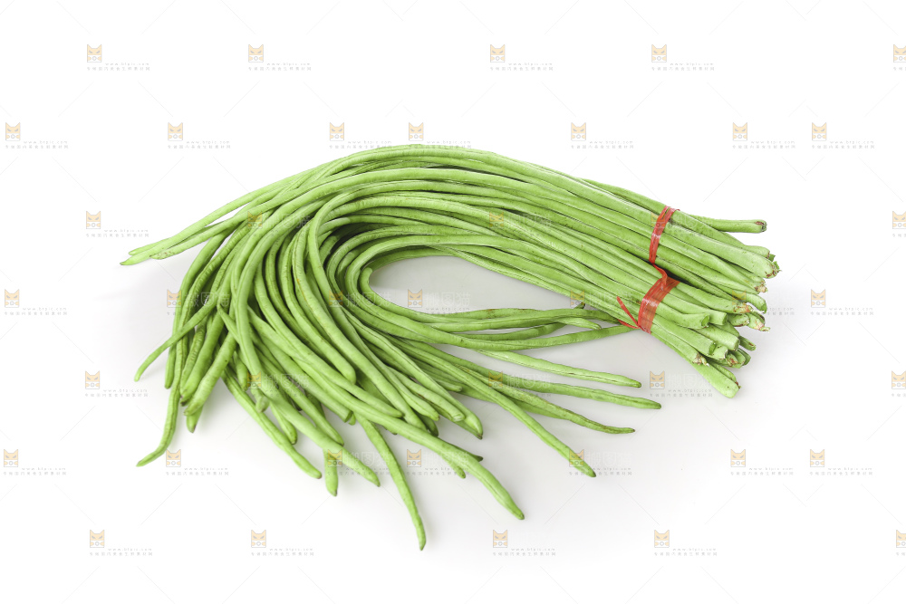 白底上的新鲜豇豆