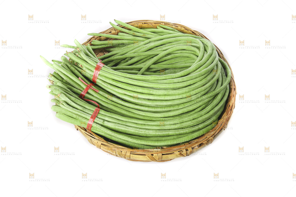 白底上的新鲜豇豆