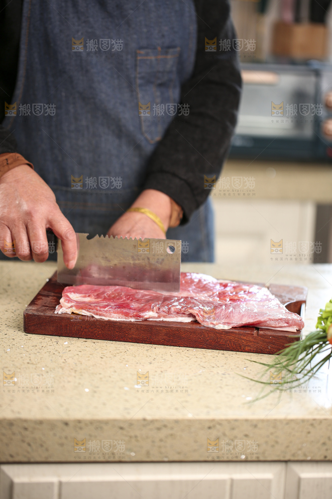 手里拿着新鲜羊肉