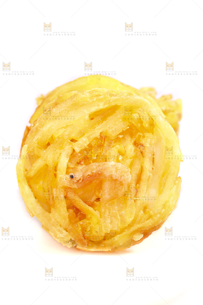 白底上的土豆鲜虾饼