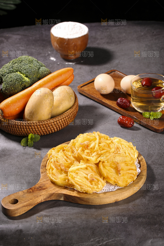 深底上的土豆鲜虾饼