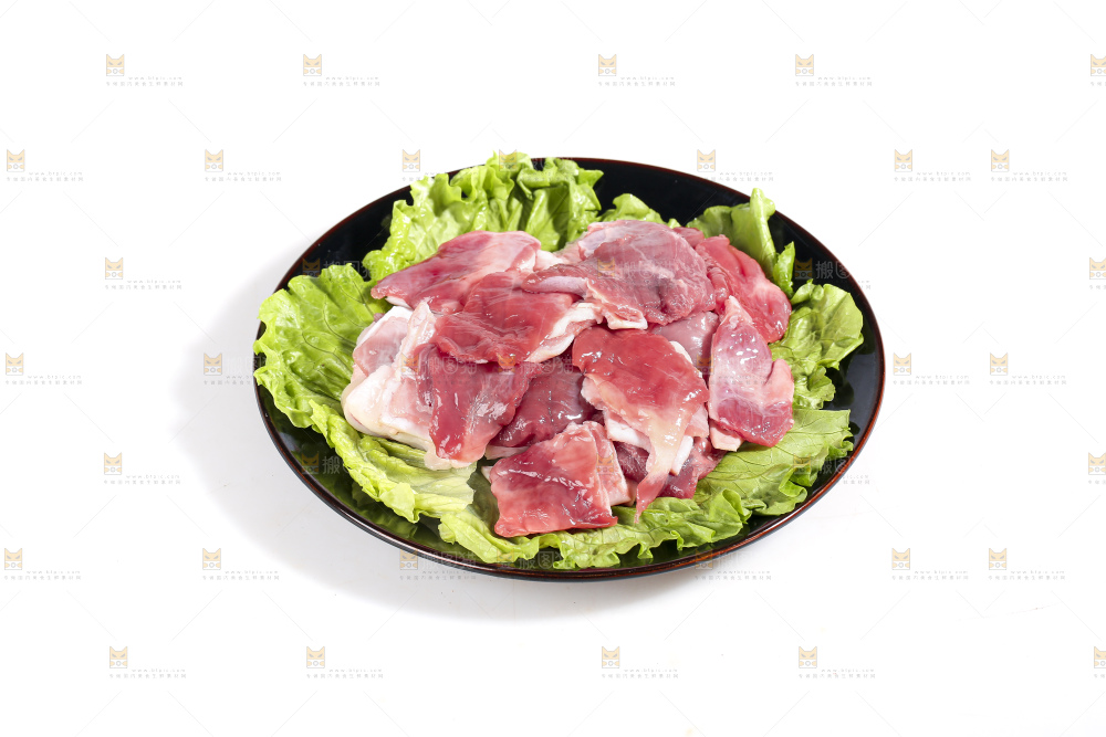 白底上的新鲜羊肉