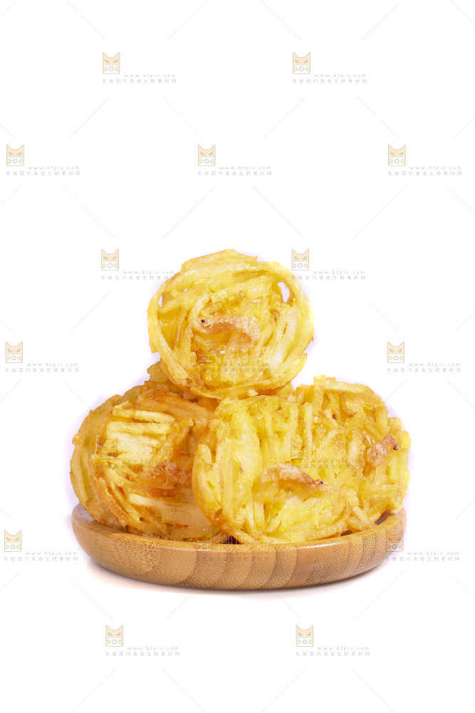 白底上的土豆鲜虾饼