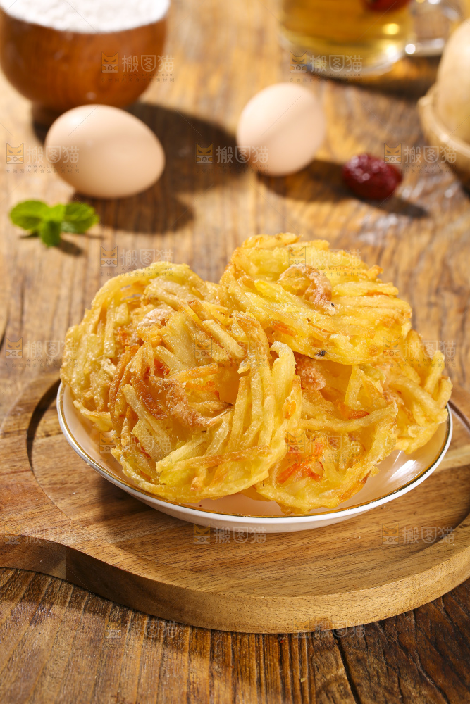 木底上的土豆鲜虾饼