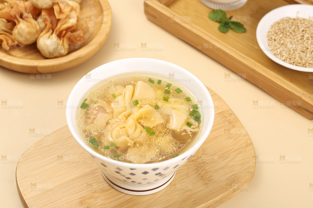 浅底上的小金鱼馄饨