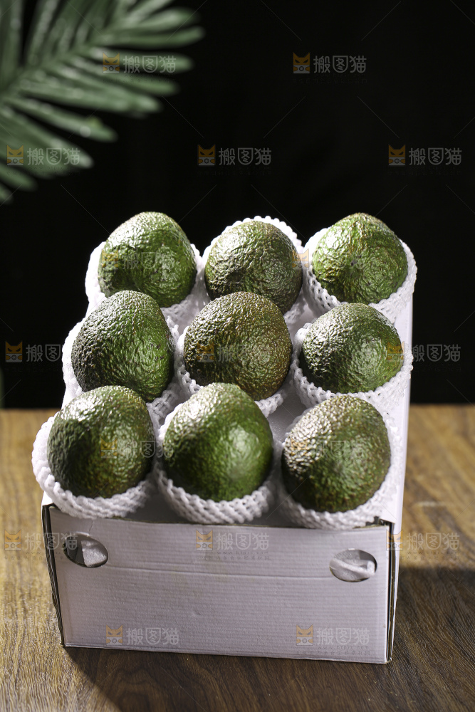 木底上的墨西哥牛油果