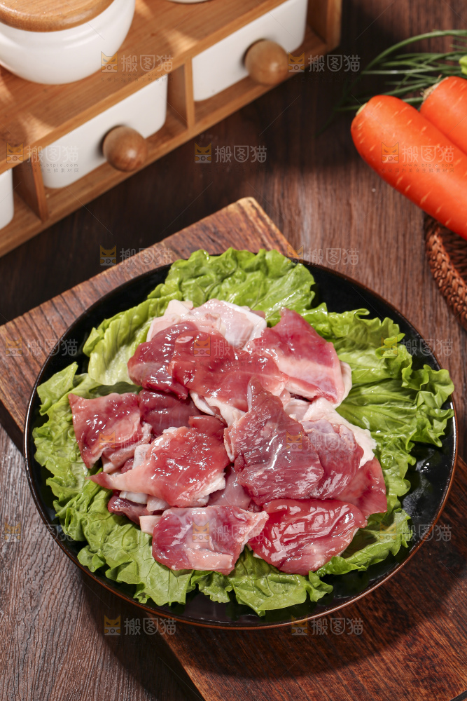 木底上的新鲜羊肉