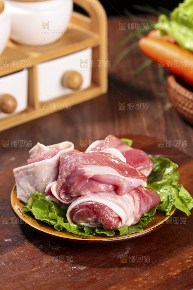 木底上的新鲜羊肉