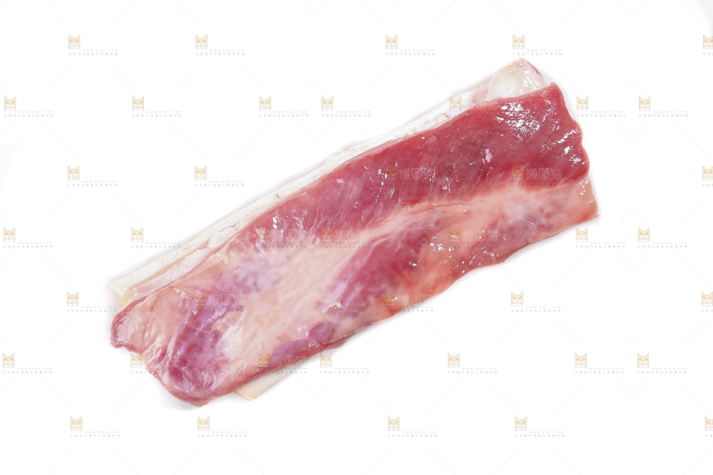 白底上的新鲜羊肉