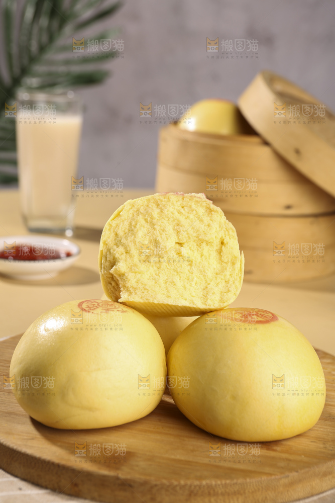 浅底上的玉米馒头