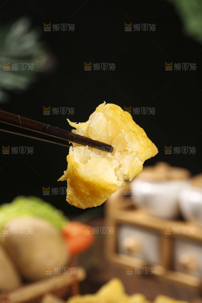 木底上放着锅巴土豆