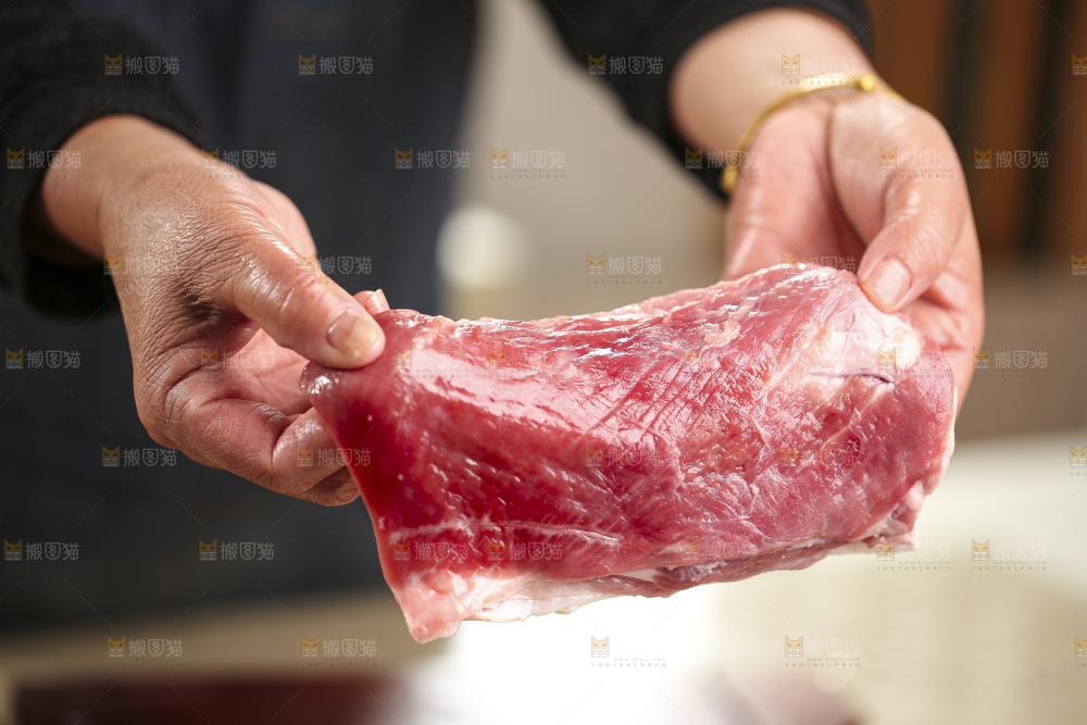 手里拿着新鲜羊肉