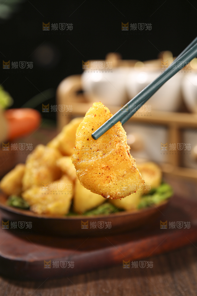 木底上放着锅巴土豆