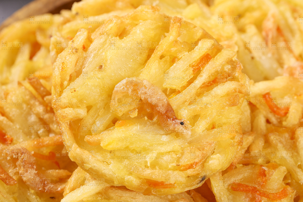 深底上的土豆鲜虾饼