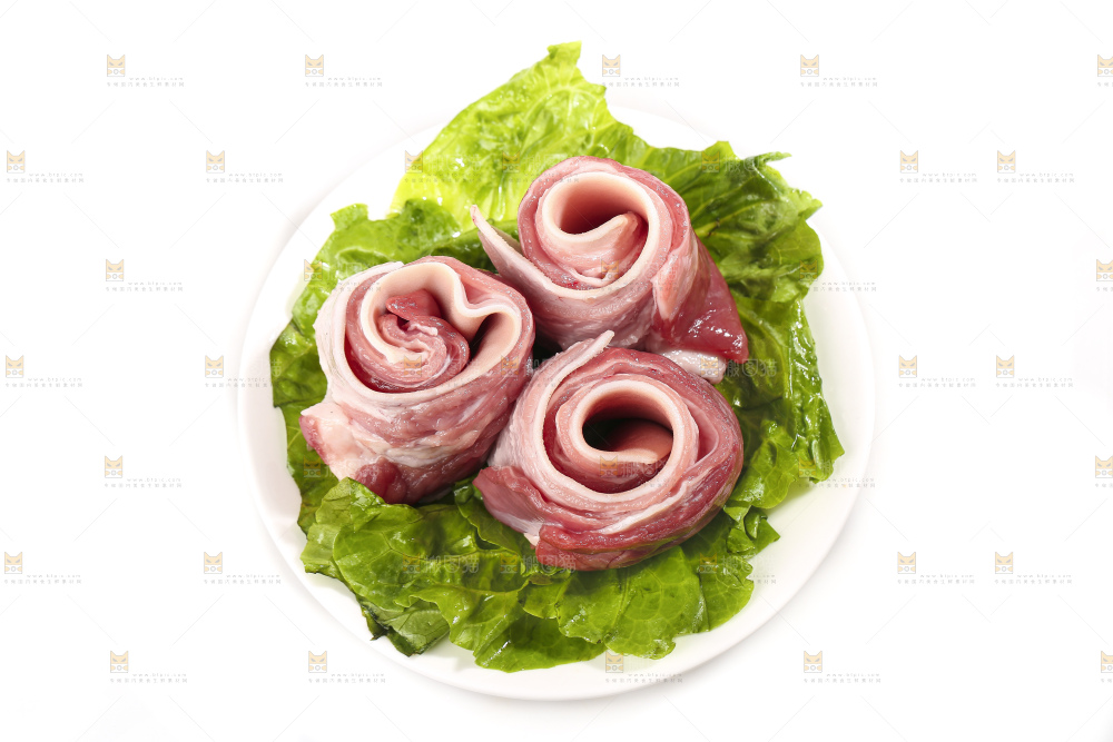 白底上的新鲜羊肉