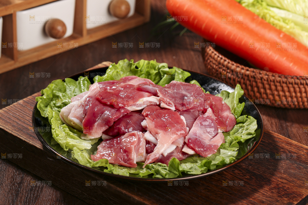 木底上的新鲜羊肉