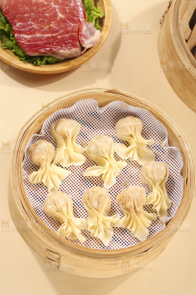 浅底上的小金鱼馄饨