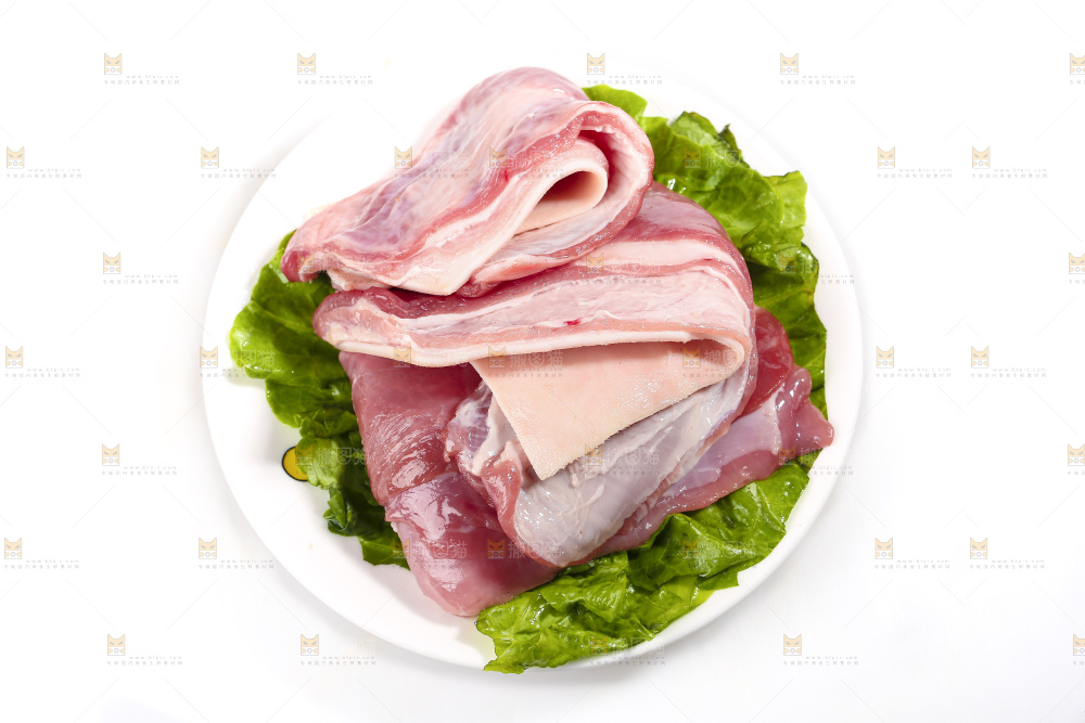 白底上的新鲜羊肉