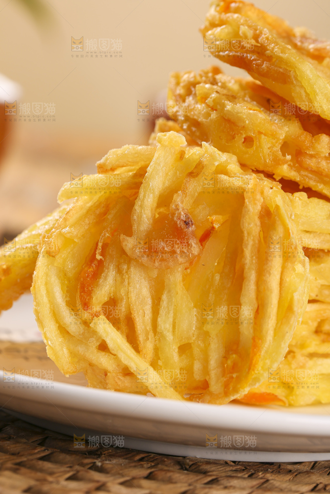 木底上的土豆鲜虾饼