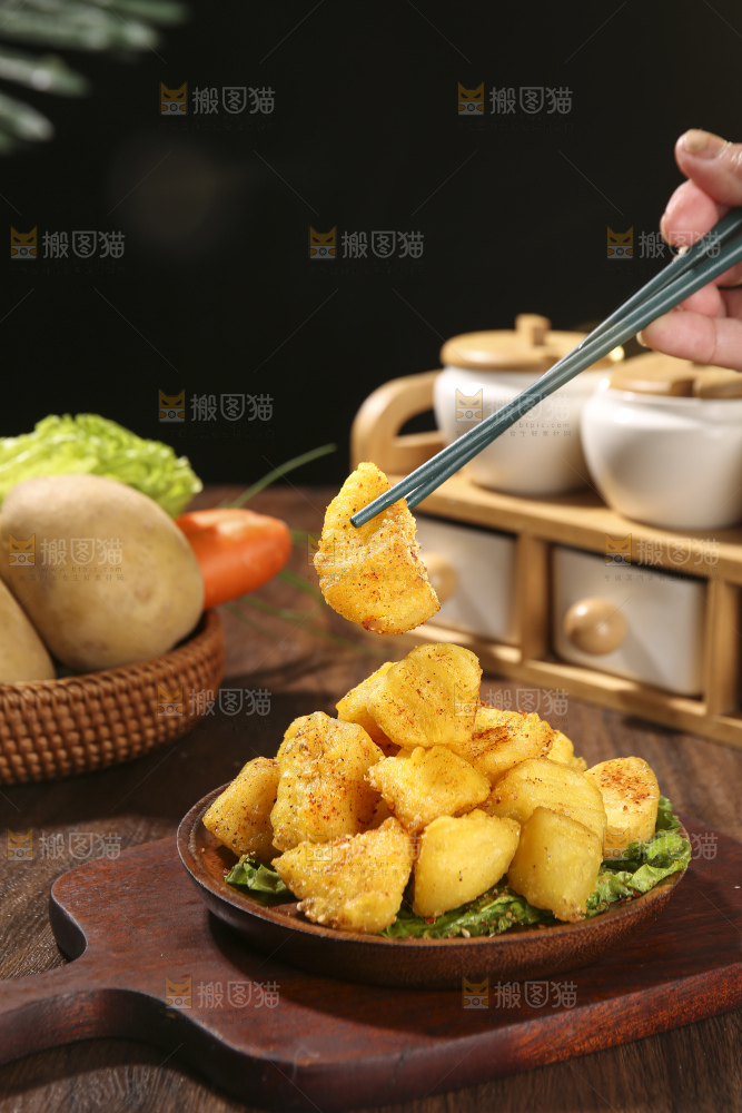 木底上放着锅巴土豆