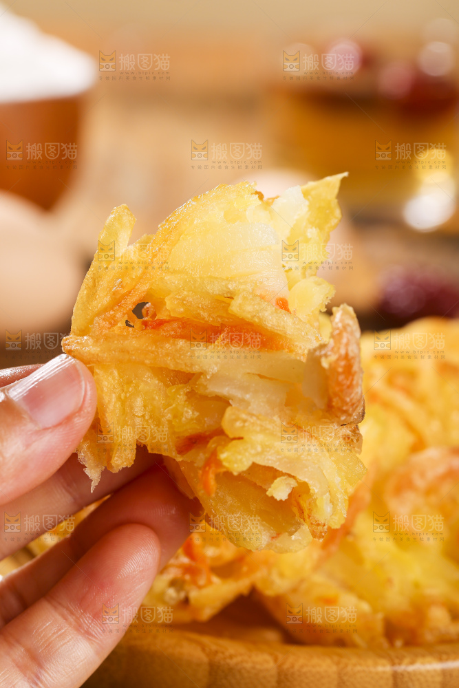木底上的土豆鲜虾饼