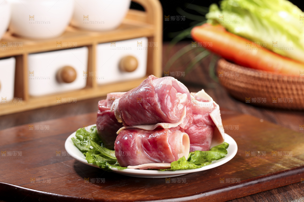 木底上的新鲜羊肉