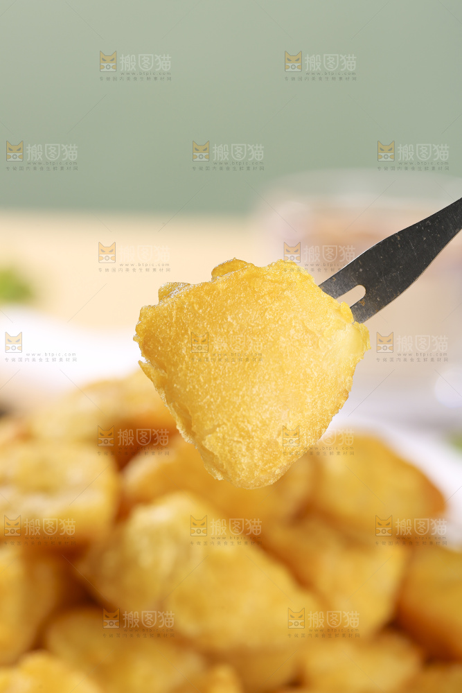 浅底上的锅巴土豆