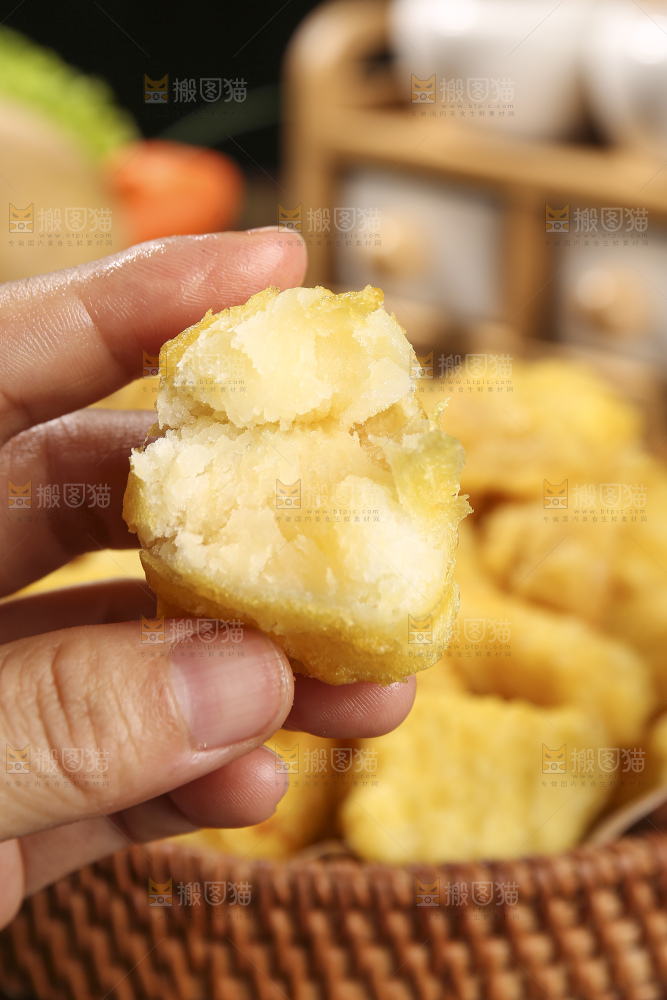 木底上放着锅巴土豆