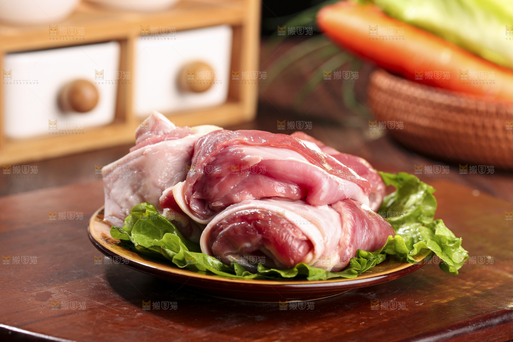 木底上的新鲜羊肉