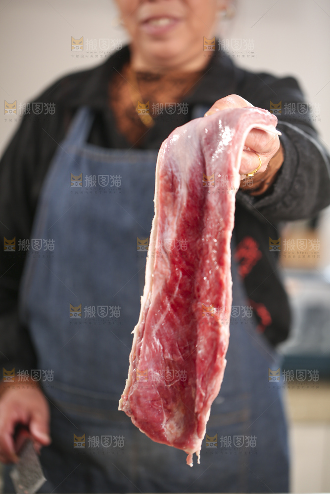 手里拿着新鲜羊肉
