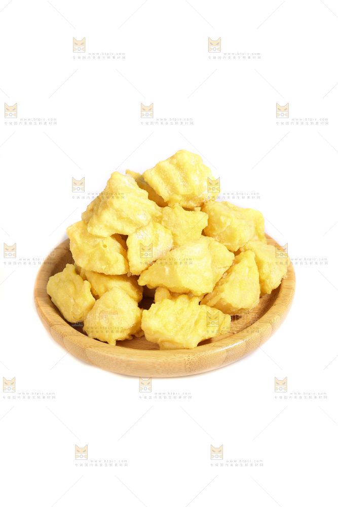 白底上的锅巴土豆