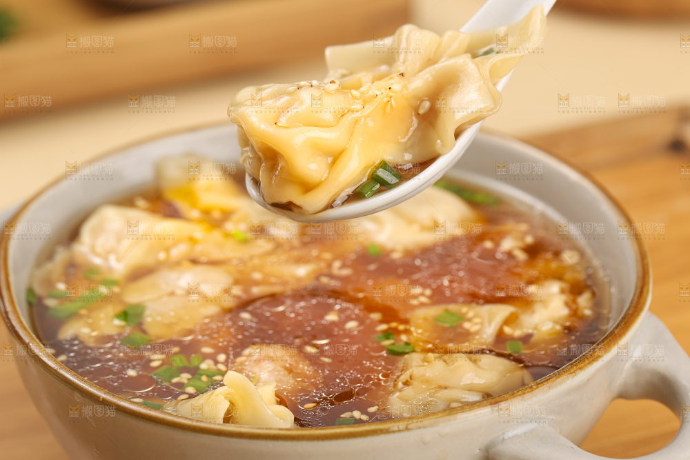 浅底上的小金鱼馄饨